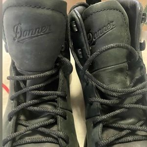 Woman’s Danner pub garden lace up boots! 🖤
